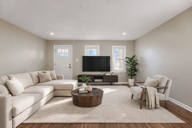 38 N Rebecca Street, Glenwood, IL 60425