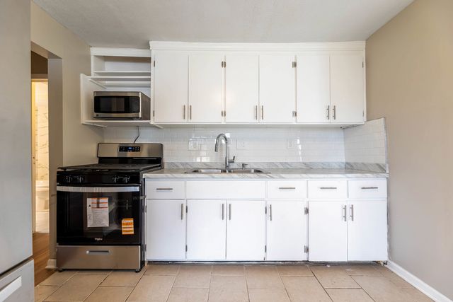 38 N Rebecca Street, Glenwood, IL 60425