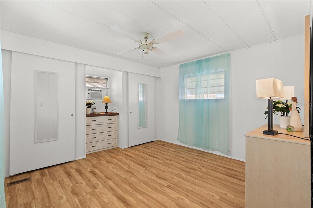 Image 11 of property listing at 1012 50TH AVE PLAZA W, Bradenton, FL 34207