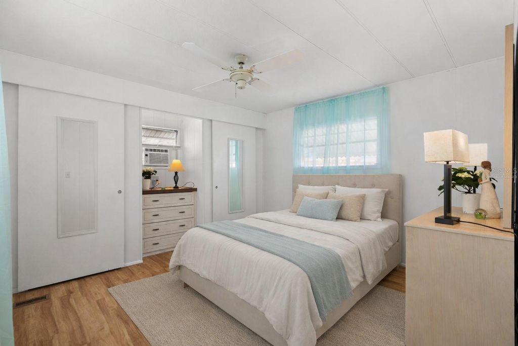 Image 12 of property listing at 1012 50TH AVE PLAZA W, Bradenton, FL 34207