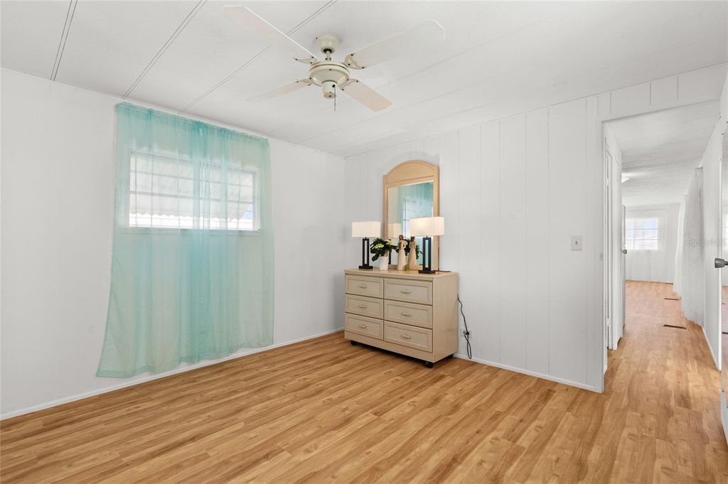 Image 13 of property listing at 1012 50TH AVE PLAZA W, Bradenton, FL 34207