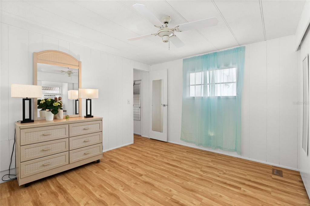 Image 14 of property listing at 1012 50TH AVE PLAZA W, Bradenton, FL 34207