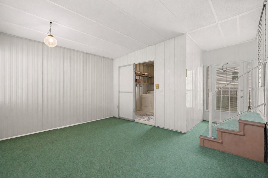 Image 15 of property listing at 1012 50TH AVE PLAZA W, Bradenton, FL 34207