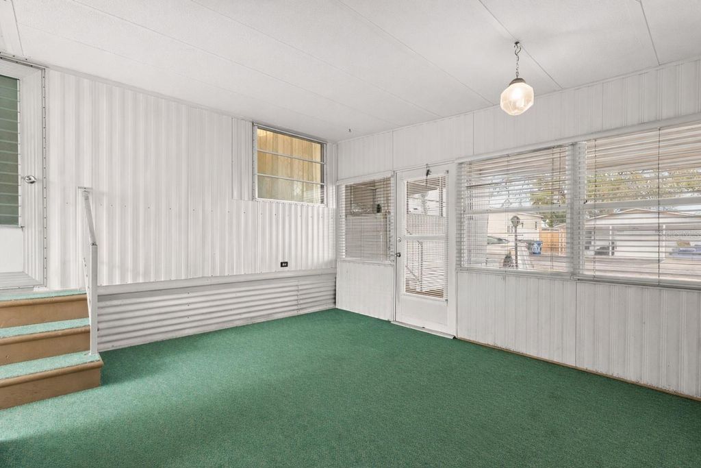 Image 17 of property listing at 1012 50TH AVE PLAZA W, Bradenton, FL 34207