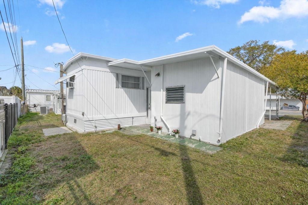 Image 19 of property listing at 1012 50TH AVE PLAZA W, Bradenton, FL 34207