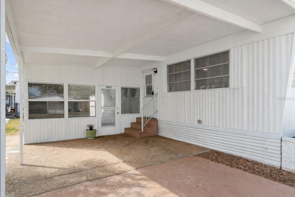 Image 3 of property listing at 1012 50TH AVE PLAZA W, Bradenton, FL 34207