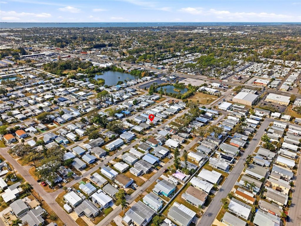 Image 22 of property listing at 1012 50TH AVE PLAZA W, Bradenton, FL 34207