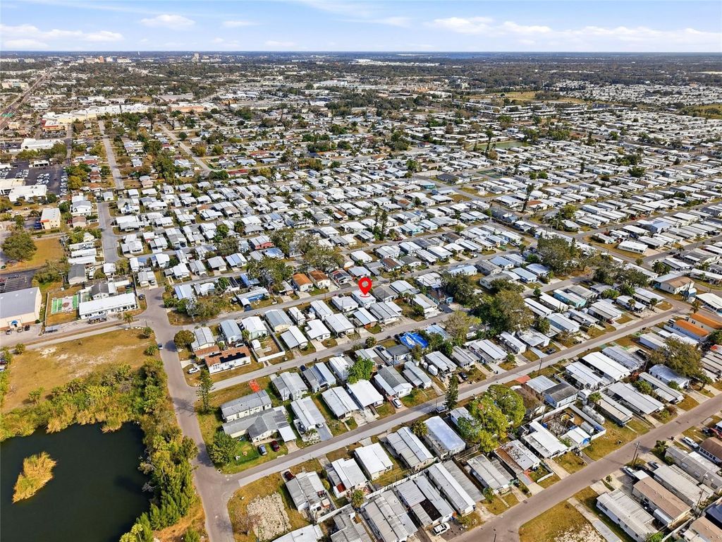 Image 25 of property listing at 1012 50TH AVE PLAZA W, Bradenton, FL 34207