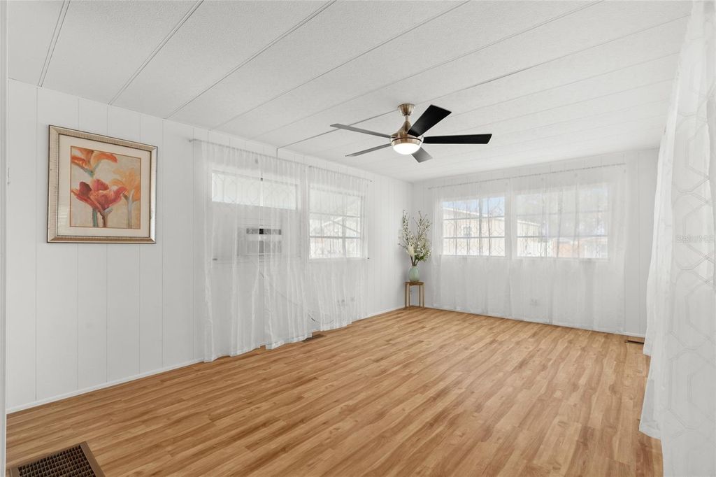 Image 4 of property listing at 1012 50TH AVE PLAZA W, Bradenton, FL 34207