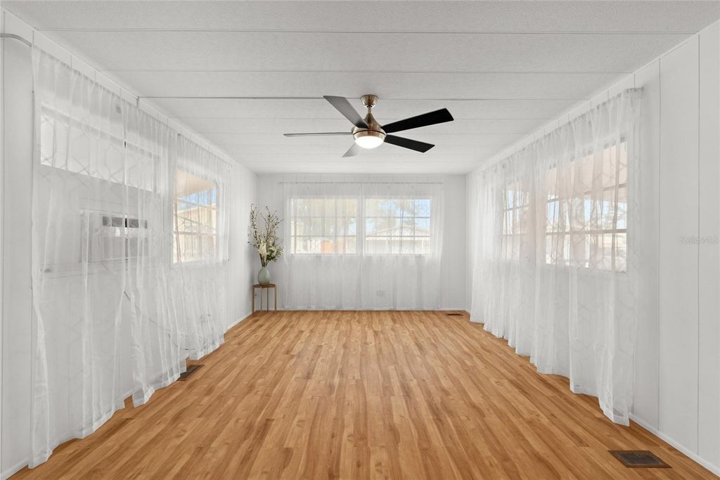 Image 5 of property listing at 1012 50TH AVE PLAZA W, Bradenton, FL 34207