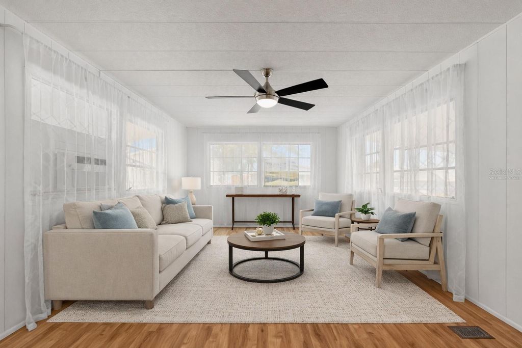 Image 6 of property listing at 1012 50TH AVE PLAZA W, Bradenton, FL 34207