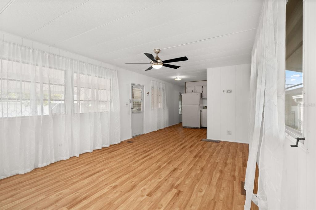 Image 7 of property listing at 1012 50TH AVE PLAZA W, Bradenton, FL 34207