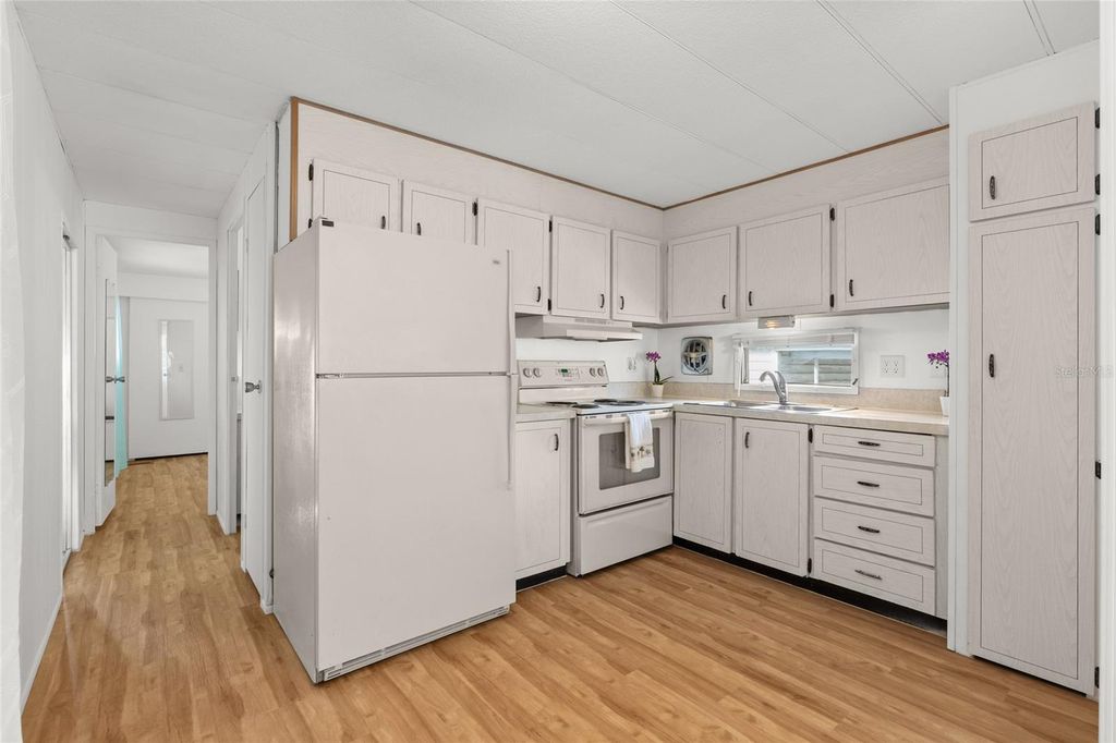 Image 8 of property listing at 1012 50TH AVE PLAZA W, Bradenton, FL 34207