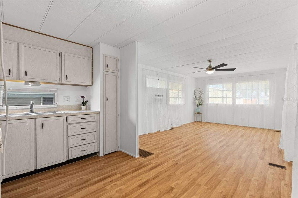 Image 9 of property listing at 1012 50TH AVE PLAZA W, Bradenton, FL 34207