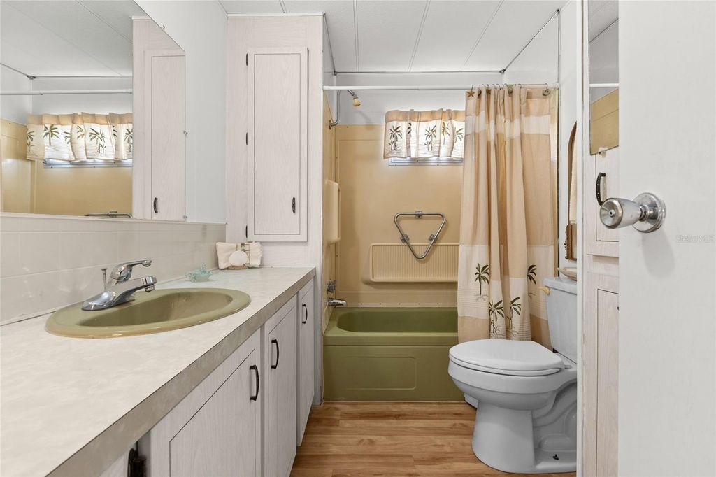 Image 10 of property listing at 1012 50TH AVE PLAZA W, Bradenton, FL 34207