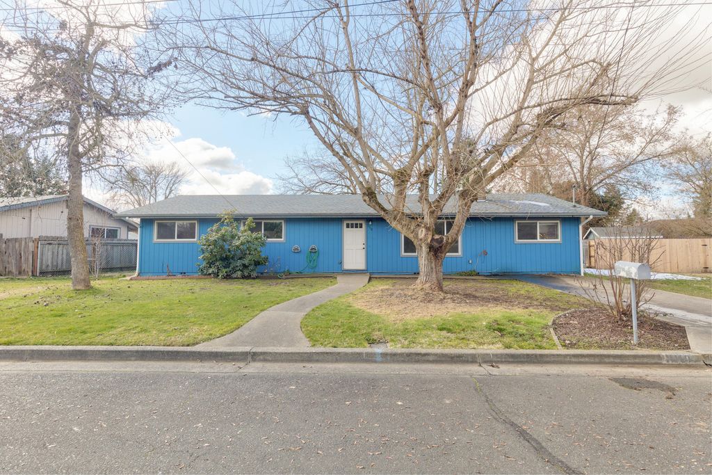 1110 SW Juniper Drive, Grants Pass, OR 97526