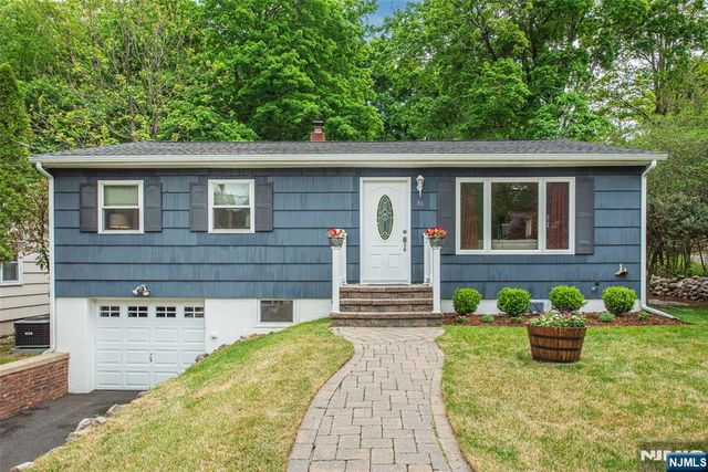 86 Minnehaha Boulevard, Oakland, NJ 07436