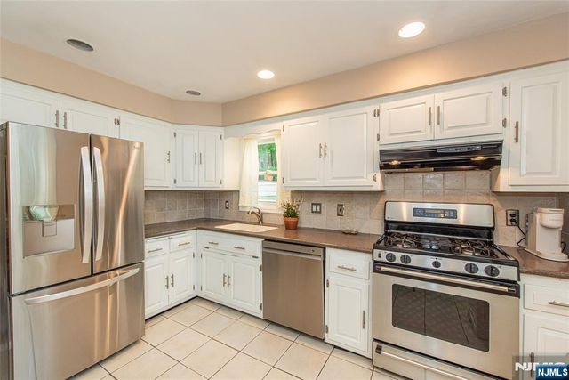 86 Minnehaha Boulevard, Oakland, NJ 07436