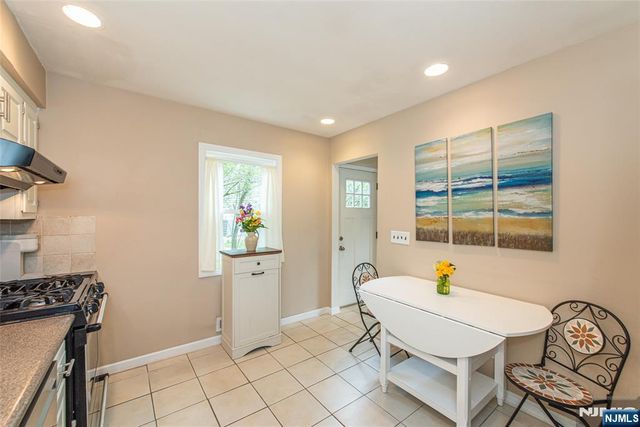 86 Minnehaha Boulevard, Oakland, NJ 07436