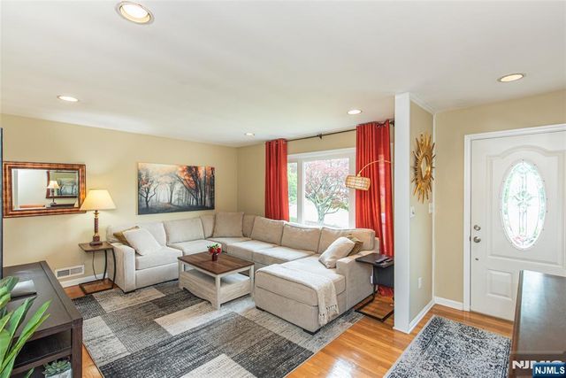 86 Minnehaha Boulevard, Oakland, NJ 07436