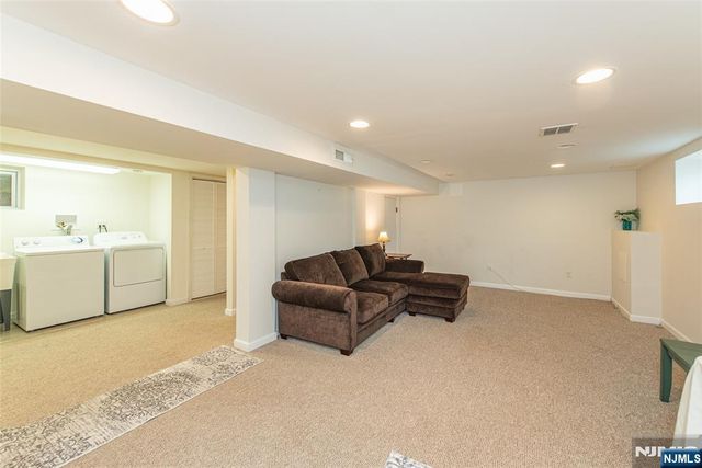 86 Minnehaha Boulevard, Oakland, NJ 07436