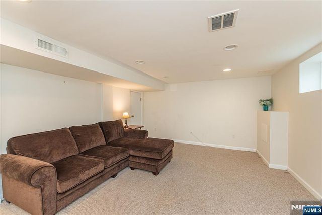 86 Minnehaha Boulevard, Oakland, NJ 07436