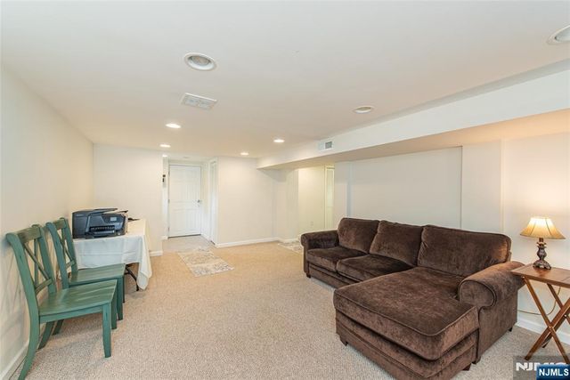 86 Minnehaha Boulevard, Oakland, NJ 07436
