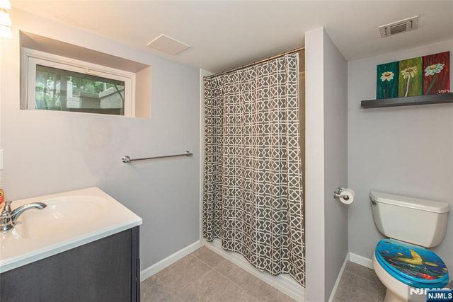 86 Minnehaha Boulevard, Oakland, NJ 07436