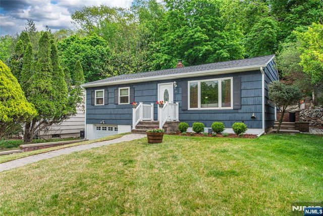 86 Minnehaha Boulevard, Oakland, NJ 07436