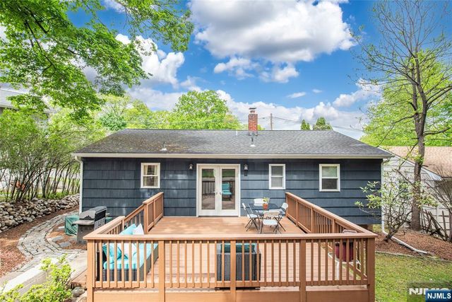 86 Minnehaha Boulevard, Oakland, NJ 07436