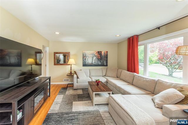 86 Minnehaha Boulevard, Oakland, NJ 07436