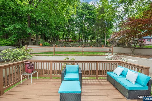 86 Minnehaha Boulevard, Oakland, NJ 07436