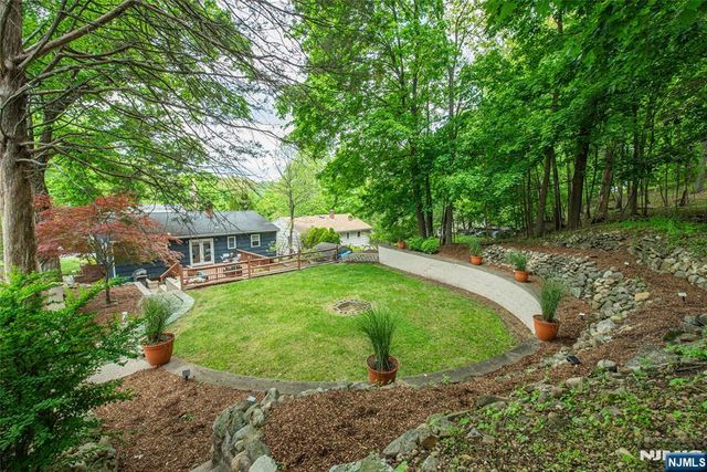 86 Minnehaha Boulevard, Oakland, NJ 07436