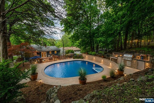 86 Minnehaha Boulevard, Oakland, NJ 07436
