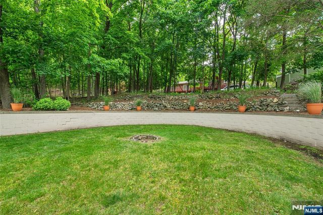 86 Minnehaha Boulevard, Oakland, NJ 07436