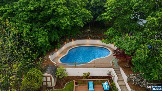 86 Minnehaha Boulevard, Oakland, NJ 07436