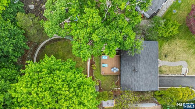 86 Minnehaha Boulevard, Oakland, NJ 07436