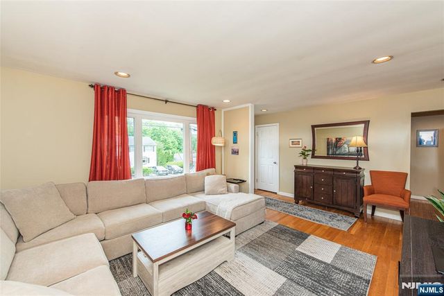 86 Minnehaha Boulevard, Oakland, NJ 07436