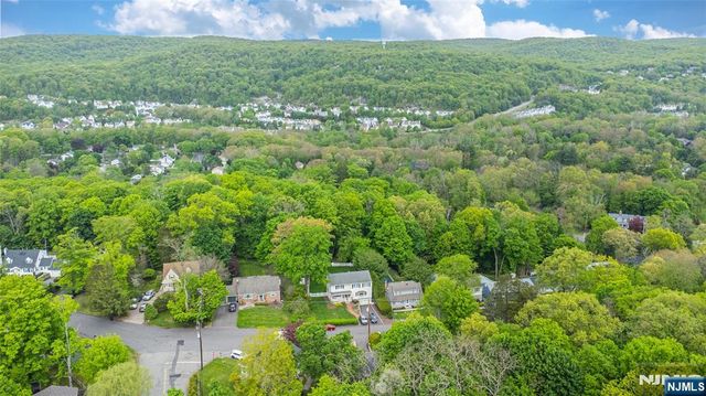 86 Minnehaha Boulevard, Oakland, NJ 07436
