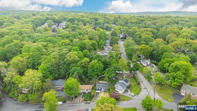 86 Minnehaha Boulevard, Oakland, NJ 07436