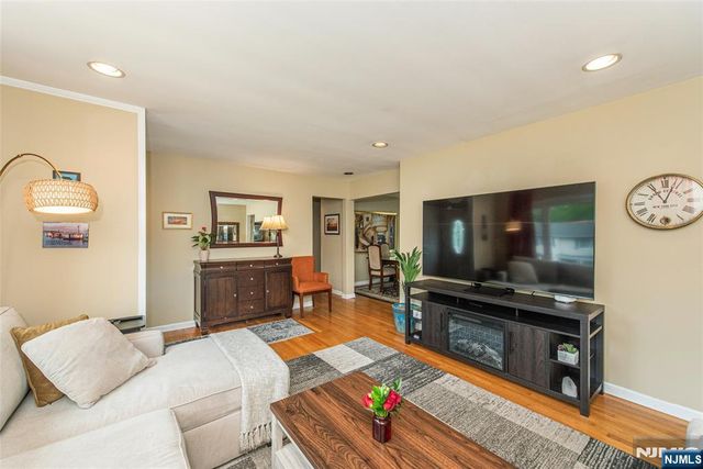 86 Minnehaha Boulevard, Oakland, NJ 07436