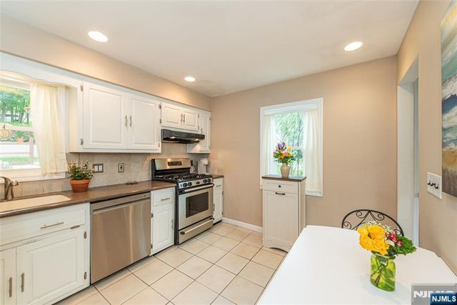 86 Minnehaha Boulevard, Oakland, NJ 07436