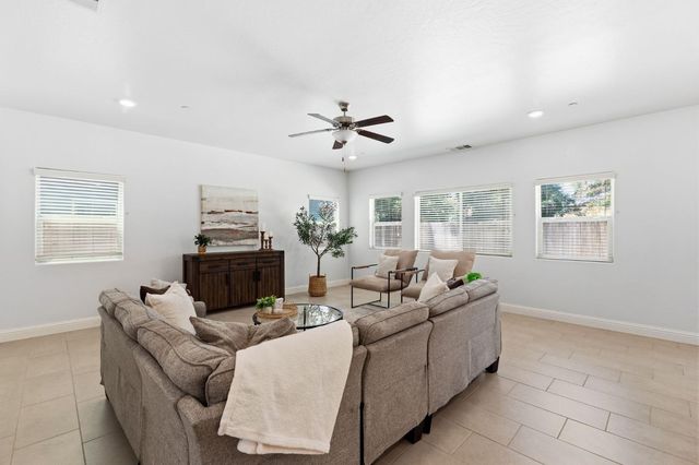 5438 W Floradora Avenue, Fresno, CA 93722