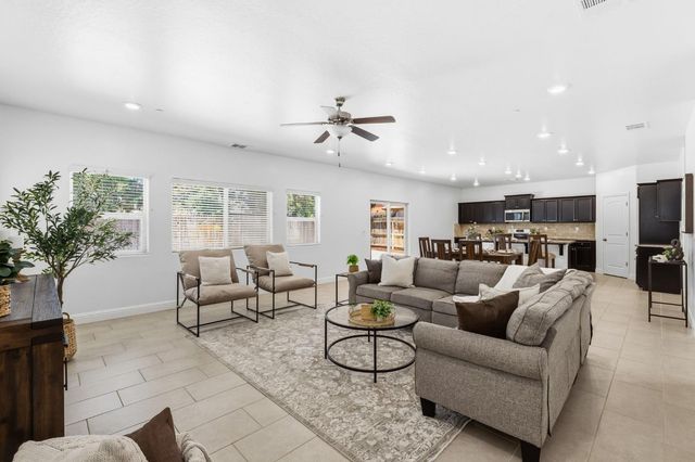 5438 W Floradora Avenue, Fresno, CA 93722
