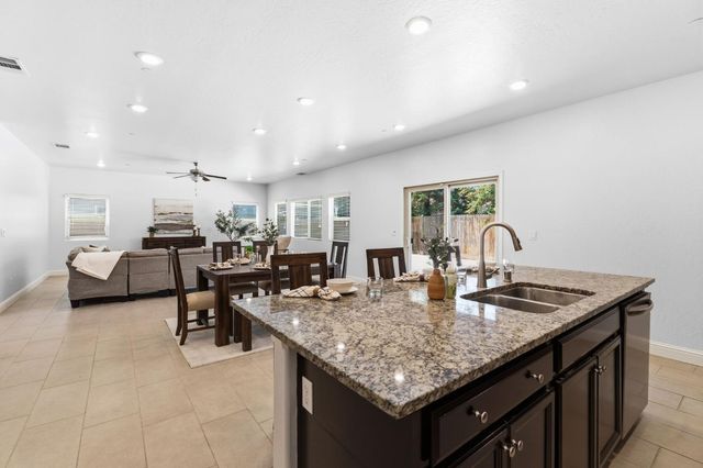 5438 W Floradora Avenue, Fresno, CA 93722