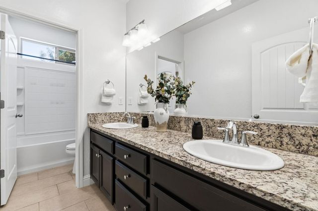 5438 W Floradora Avenue, Fresno, CA 93722