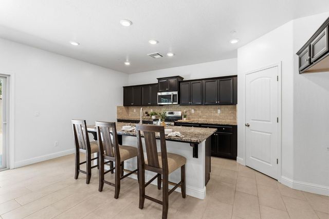 5438 W Floradora Avenue, Fresno, CA 93722