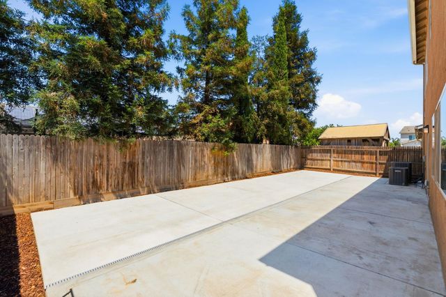 5438 W Floradora Avenue, Fresno, CA 93722