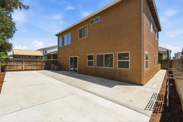 5438 W Floradora Avenue, Fresno, CA 93722