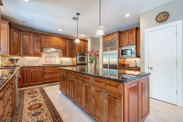 32 Four Bridges Rd, Chester Twp., NJ 07930